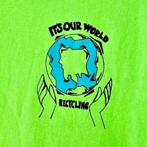 Gildan Recycling It’s Our World Green Crewneck Graphic Tee. Medium.
